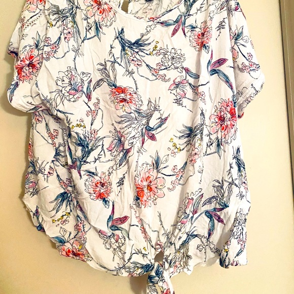 David Bitton Tops - EUC floral knotted top.
